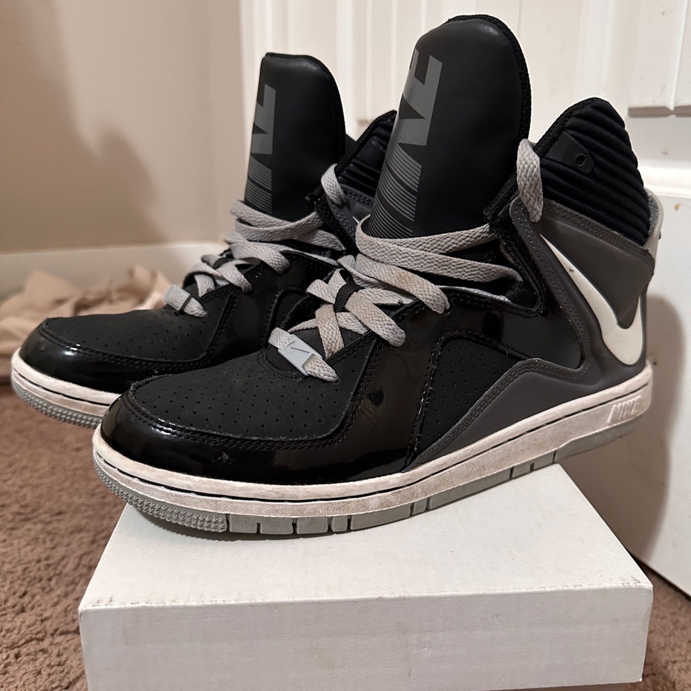 Nike mid top